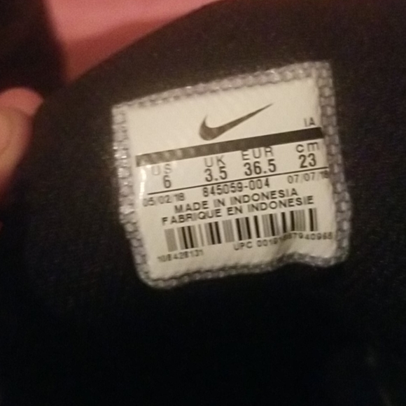 Nike shoes - Picture 2 of 7